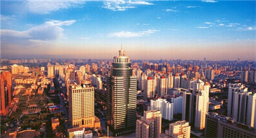 在苏尼特右旗开中式快餐加盟店费用哪家信誉好，在苏尼特右旗加盟蟹老板肉蟹煲开店有哪些优势